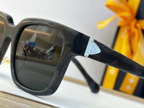 Z1785W Louis Vuitton Glide Square Sunglasses ✨